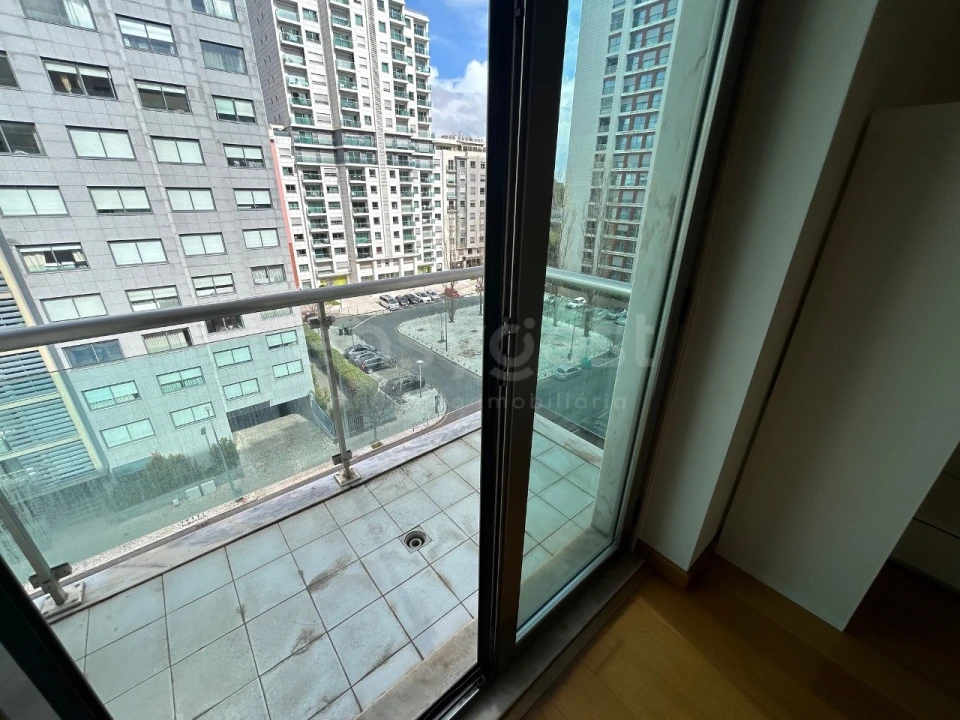 Apartamento T2 para Arrendamento em Alvalade Foto 17