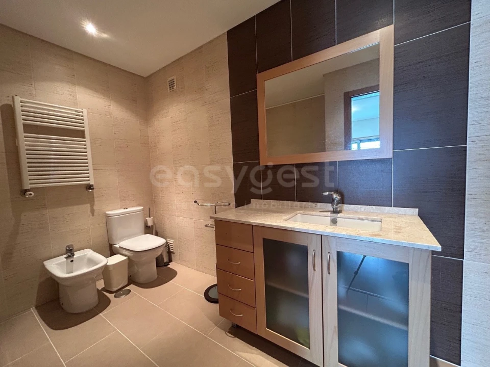 Apartamento T2 para Arrendamento em Alvalade Foto 18