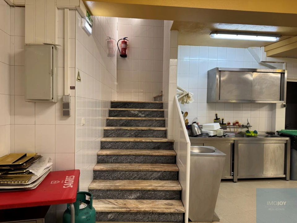 Prédio para Venda em Fanhões Foto 9