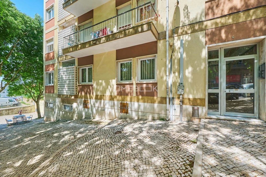 Apartamento T2 para Arrendamento em Campolide Foto 26