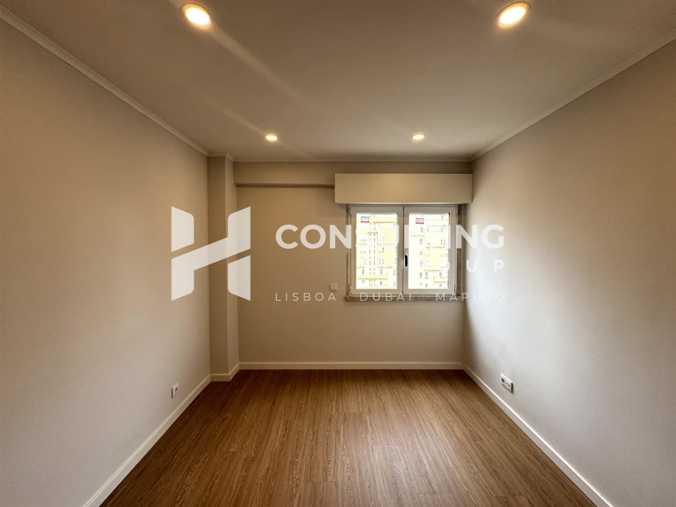 Apartamento T2 para Venda em Carregado e Cadafais Foto 31