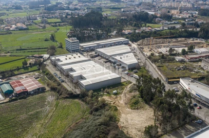 Terreno Comércio / Armazém para Arrendamento em Castêlo da Maia