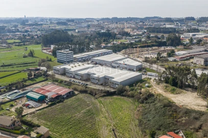 Terreno Comércio / Armazém para Arrendamento em Castêlo da Maia