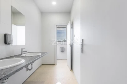 Terreno Comércio / Armazém para Arrendamento em Castêlo da Maia