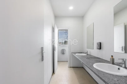 Terreno Comércio / Armazém para Arrendamento em Castêlo da Maia