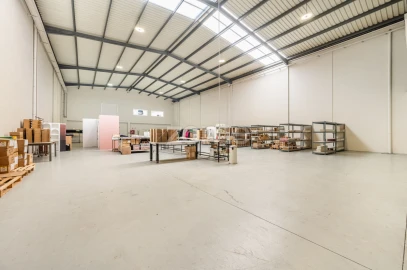 Terreno Comércio / Armazém para Arrendamento em Castêlo da Maia