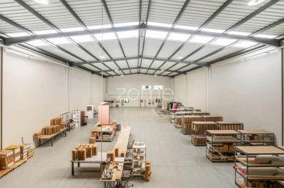 Terreno Comércio / Armazém para Arrendamento em Castêlo da Maia