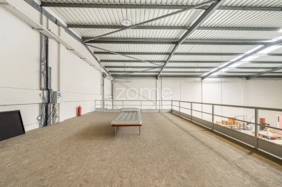 Terreno Comércio / Armazém para Arrendamento em Castêlo da Maia