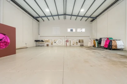 Terreno Comércio / Armazém para Arrendamento em Castêlo da Maia