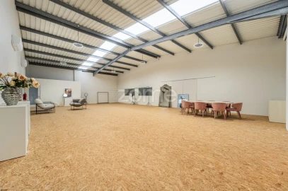 Terreno Comércio / Armazém para Arrendamento em Castêlo da Maia