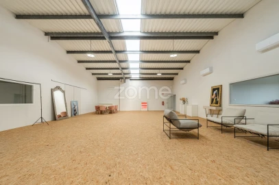 Terreno Comércio / Armazém para Arrendamento em Castêlo da Maia