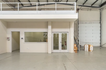 Terreno Comércio / Armazém para Arrendamento em Castêlo da Maia