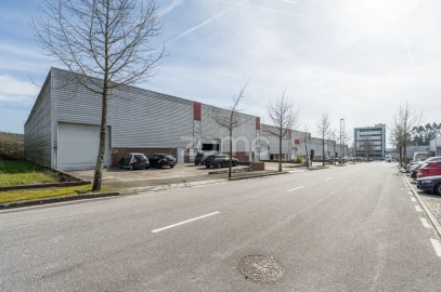 Terreno Comércio / Armazém para Arrendamento em Castêlo da Maia