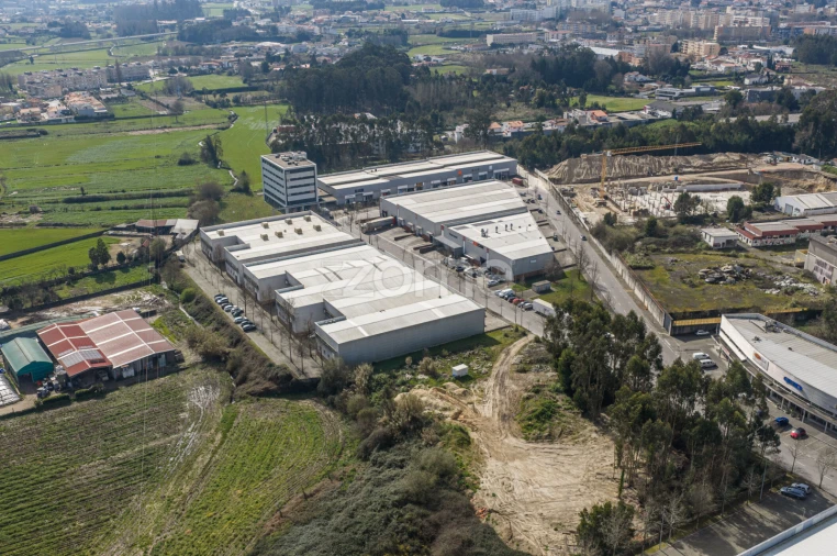 Terreno Comércio / Armazém para Arrendamento em Castêlo da Maia Foto 60