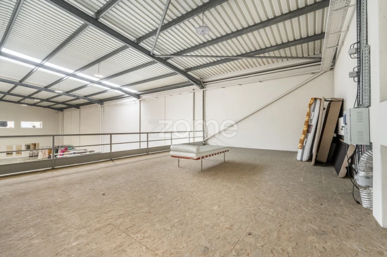 Terreno Comércio / Armazém para Arrendamento em Castêlo da Maia Foto 10