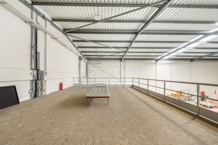 Terreno Comércio / Armazém para Arrendamento em Castêlo da Maia Foto 9