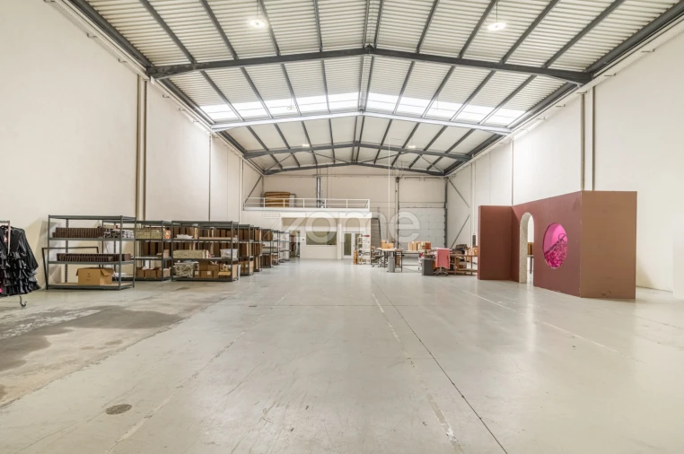 Terreno Comércio / Armazém para Arrendamento em Castêlo da Maia Foto 6