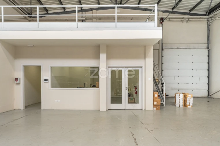 Terreno Comércio / Armazém para Arrendamento em Castêlo da Maia Foto 7