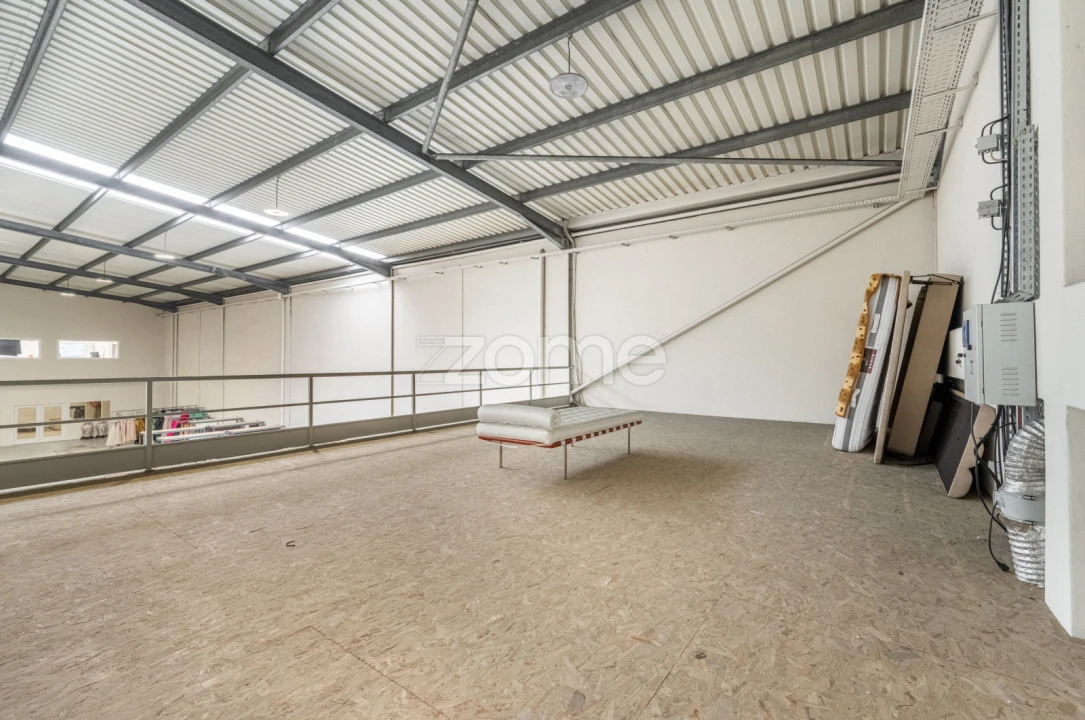 Terreno Comércio / Armazém para Arrendamento em Castêlo da Maia Foto 10