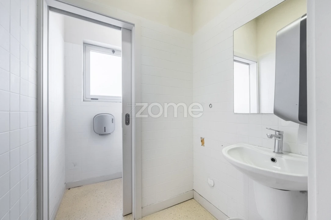 Terreno Comércio / Armazém para Arrendamento em Castêlo da Maia Foto 43