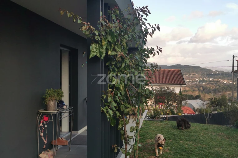 Moradia T4 para Venda em Vila Verde e Barbudo Foto 4