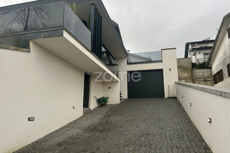 Moradia T4 para Venda em Vila Verde e Barbudo Foto 1