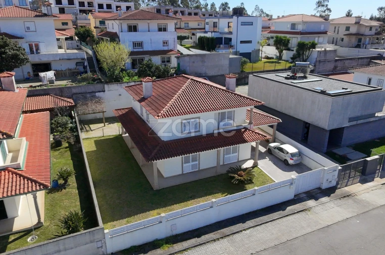 Moradia T4 para Venda em Vila Nova de Famalicão e Calendário Foto 2