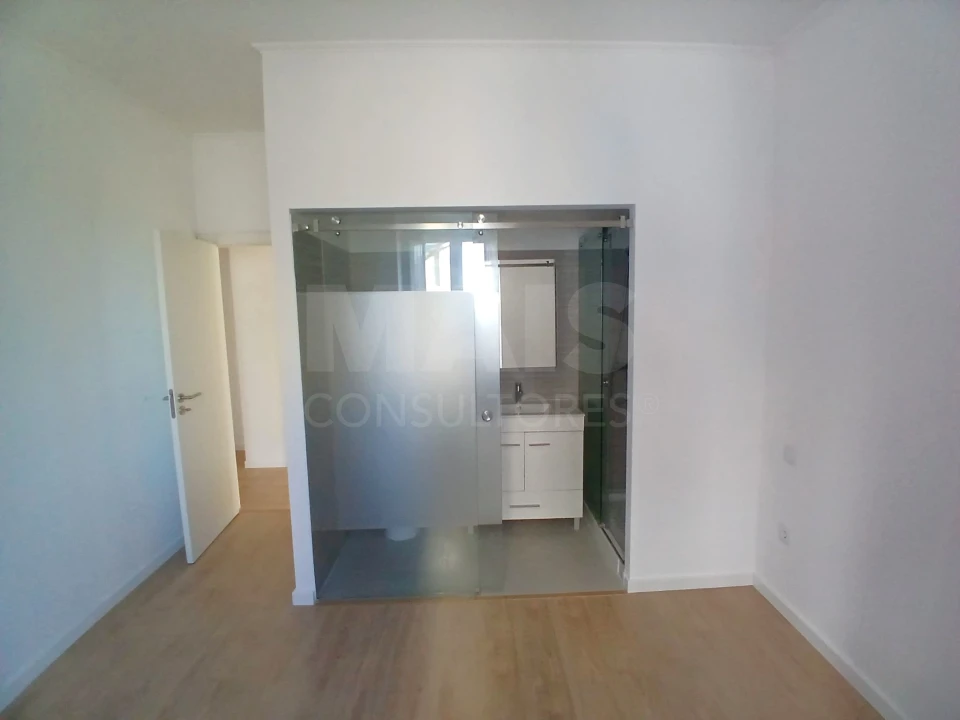 Apartamento T2 para Arrendamento em Laranjeiro e Feijó Foto 8