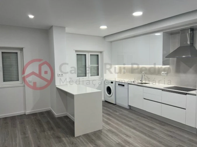 Apartamento T1 para Venda em Laranjeiro e Feijó Foto 1