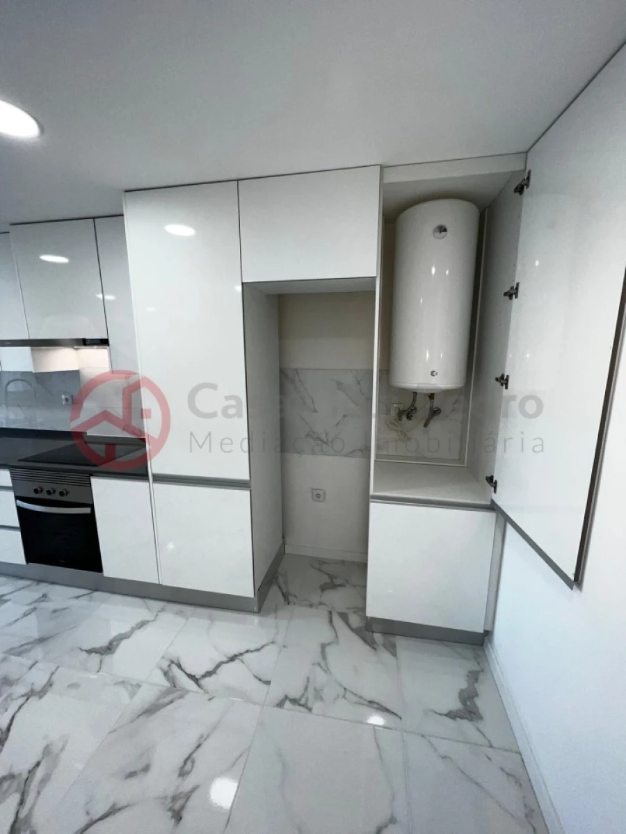 Apartamento T1 para Venda em Laranjeiro e Feijó Foto 3