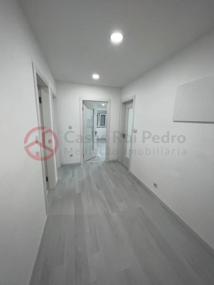 Apartamento T1 para Venda em Laranjeiro e Feijó Foto 9