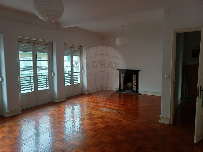 Apartamento T3 para Arrendamento em Alvalade Foto 7
