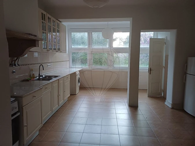 Apartamento T3 para Arrendamento em Alvalade Foto 6