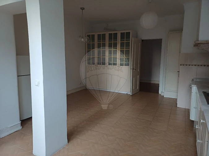 Apartamento T3 para Arrendamento em Alvalade Foto 4
