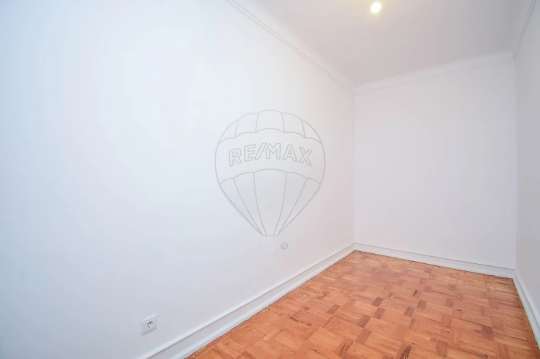 Apartamento T3 para Arrendamento em Alvalade Foto 9