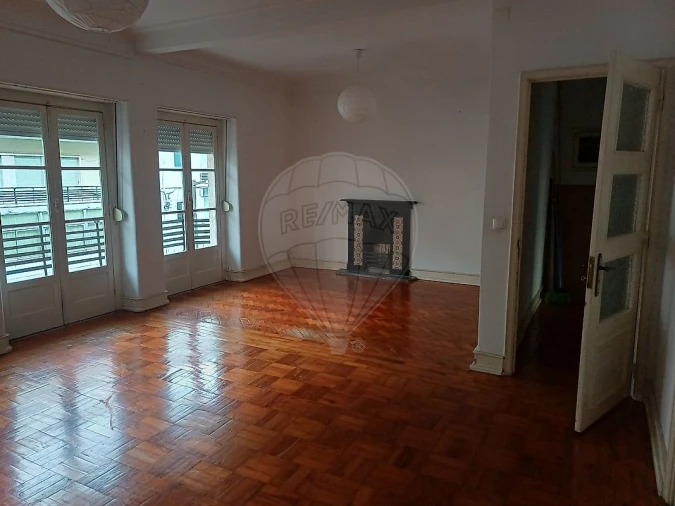 Apartamento T3 para Arrendamento em Alvalade Foto 5