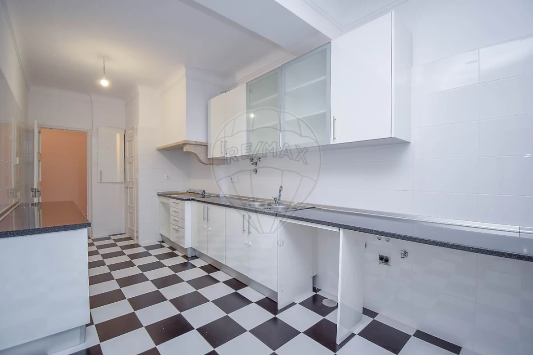 Apartamento T5 para Arrendamento em Alvalade Foto 13