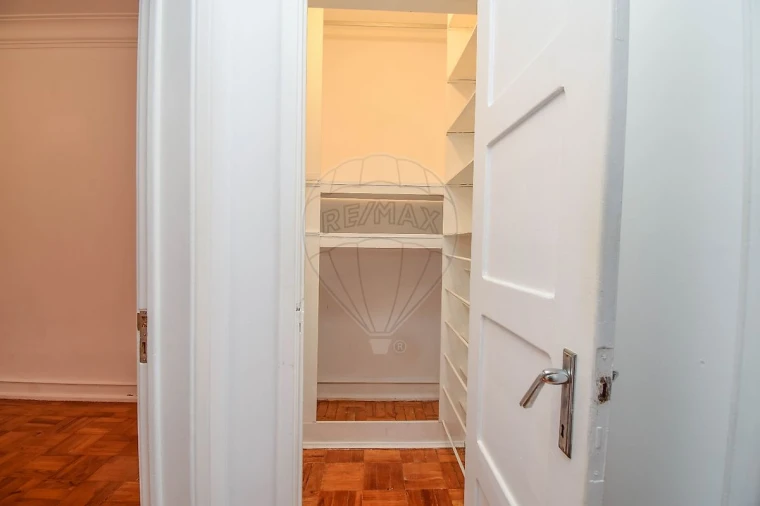 Apartamento T5 para Arrendamento em Alvalade Foto 3