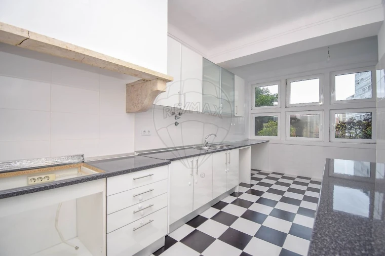 Apartamento T5 para Arrendamento em Alvalade Foto 11