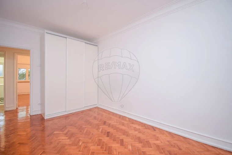 Apartamento T5 para Arrendamento em Alvalade Foto 9