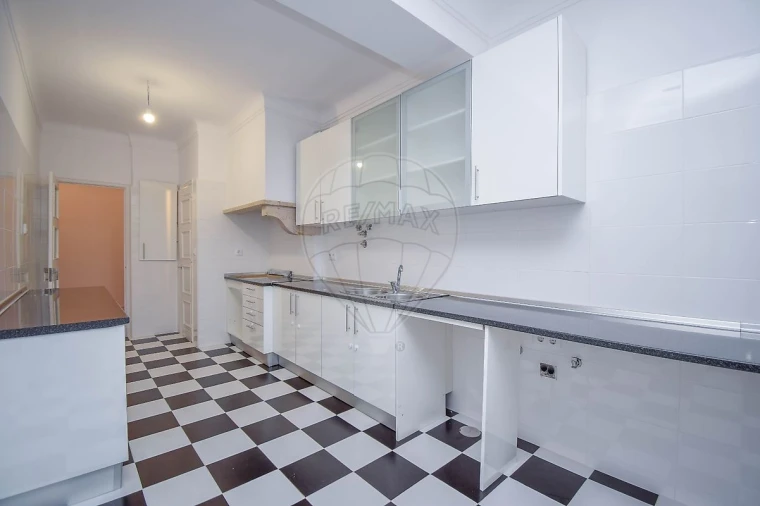 Apartamento T5 para Arrendamento em Alvalade Foto 13