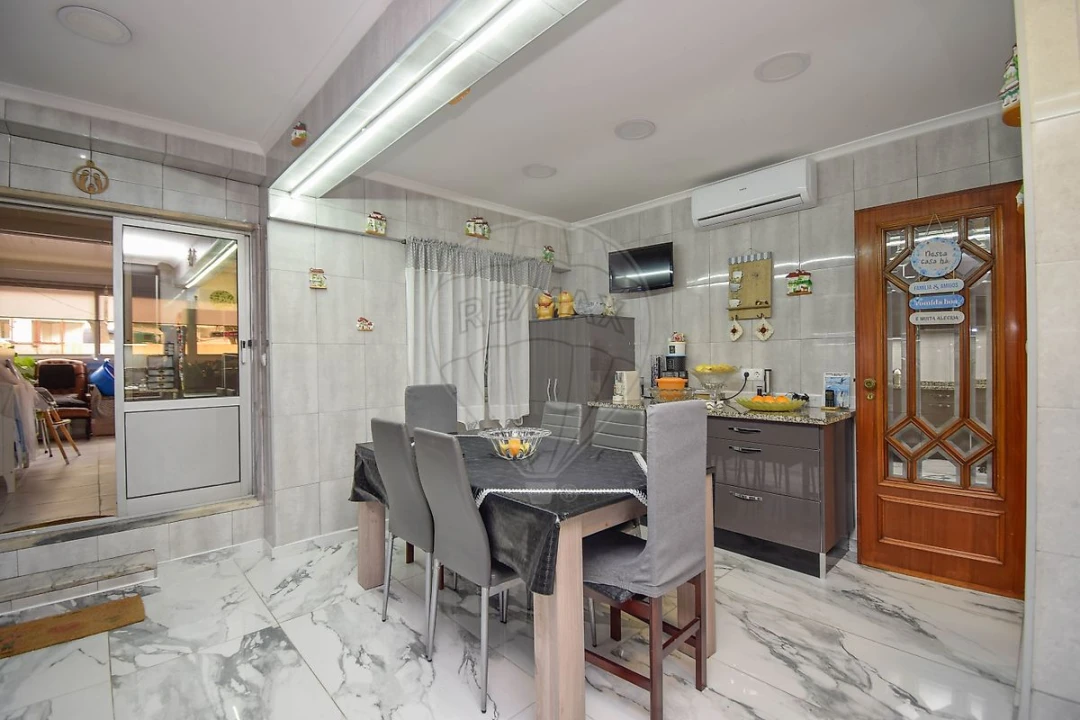 Apartamento T3 para Venda em Póvoa de Santo Adrião e Olival Basto Foto 3