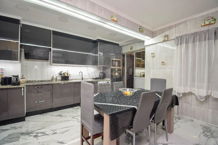 Apartamento T3 para Venda em Póvoa de Santo Adrião e Olival Basto Foto 2