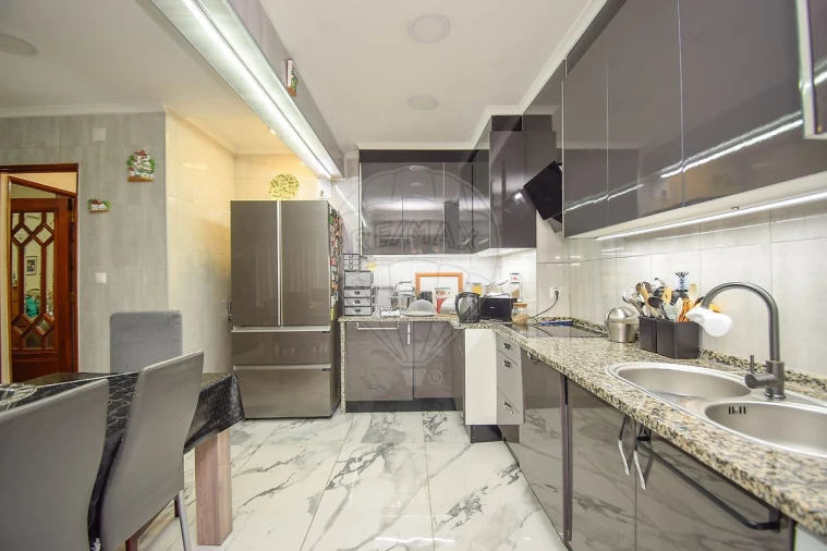 Apartamento T3 para Venda em Póvoa de Santo Adrião e Olival Basto