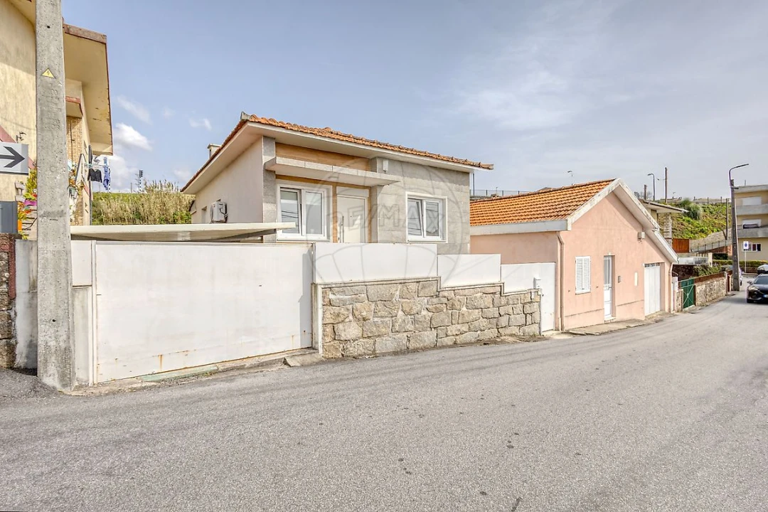 Moradia T4 para Venda em Madalena Foto 1