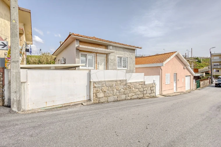 Moradia T4 para Venda em Madalena Foto 1