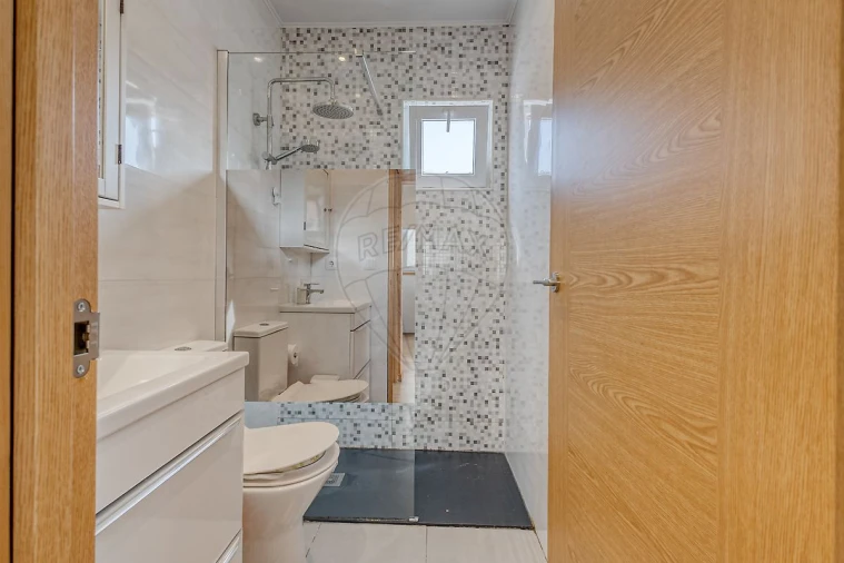 Moradia T4 para Venda em Madalena Foto 2