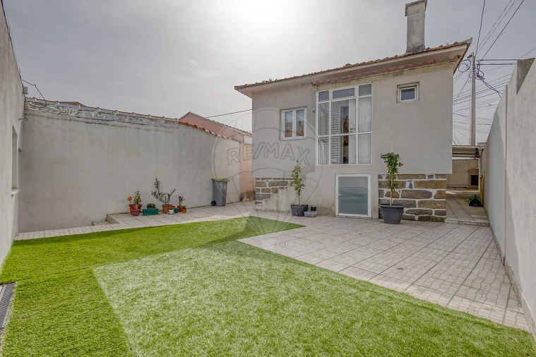 Moradia T4 para Venda em Madalena Foto 30