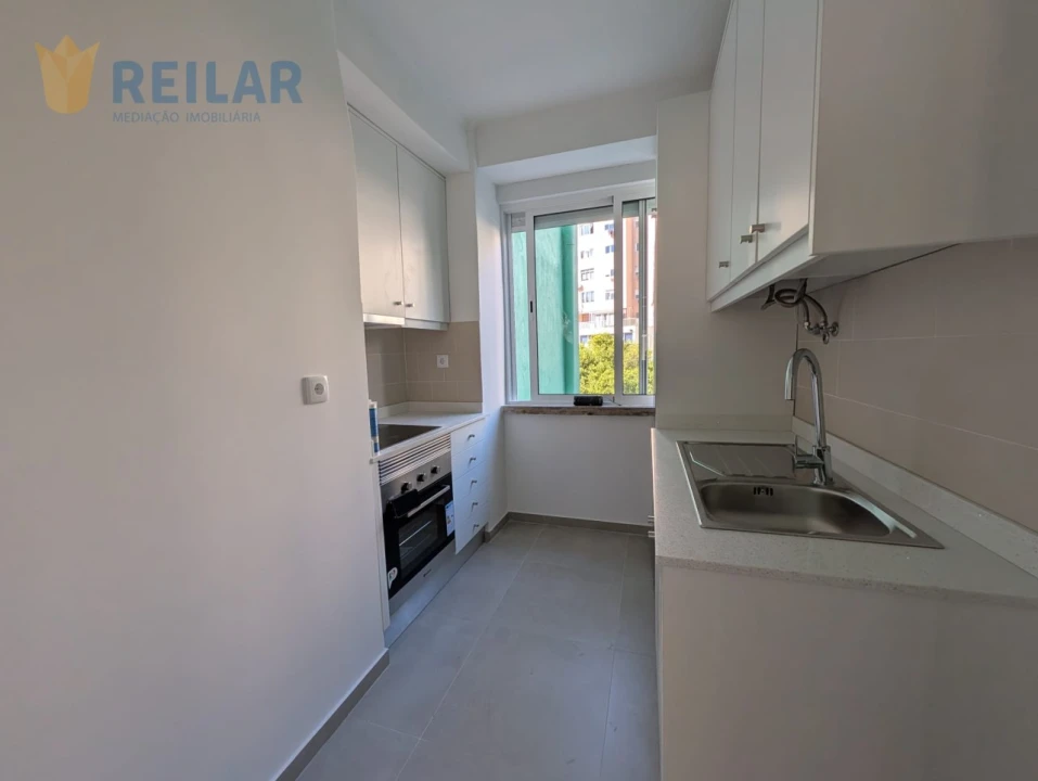Apartamento T2 para Arrendamento em Benfica Foto 1