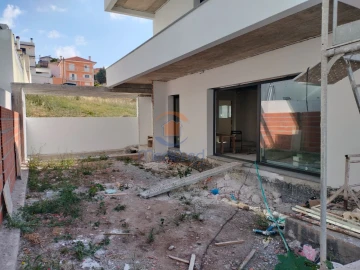 Moradia T4 para Venda em Pontinha e Famões
